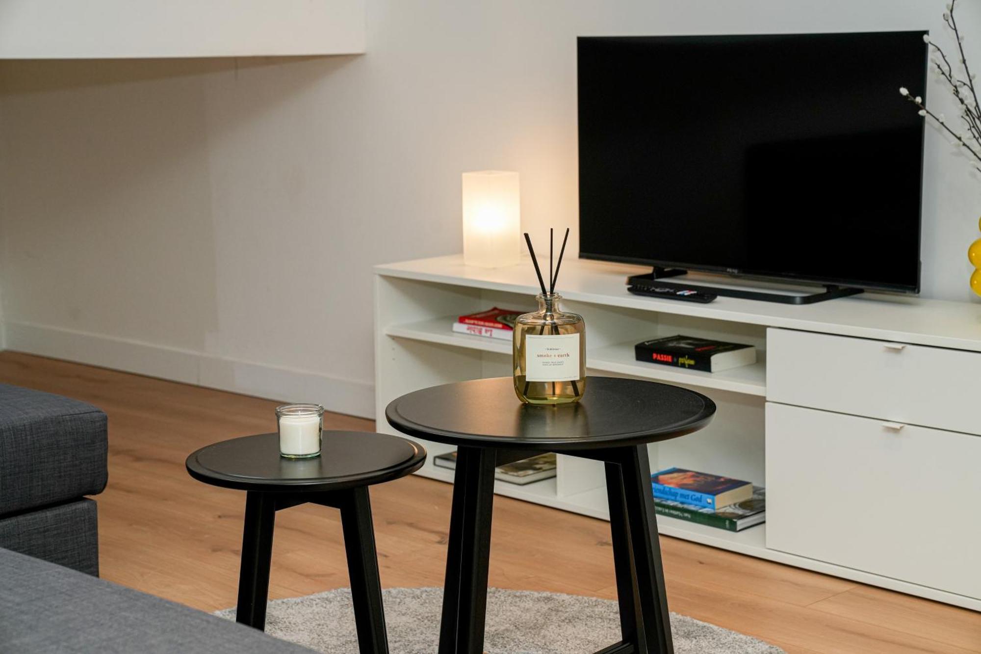 Chic & Modern 1br & 1lr Apt, 12 Min Walk To Rabot *