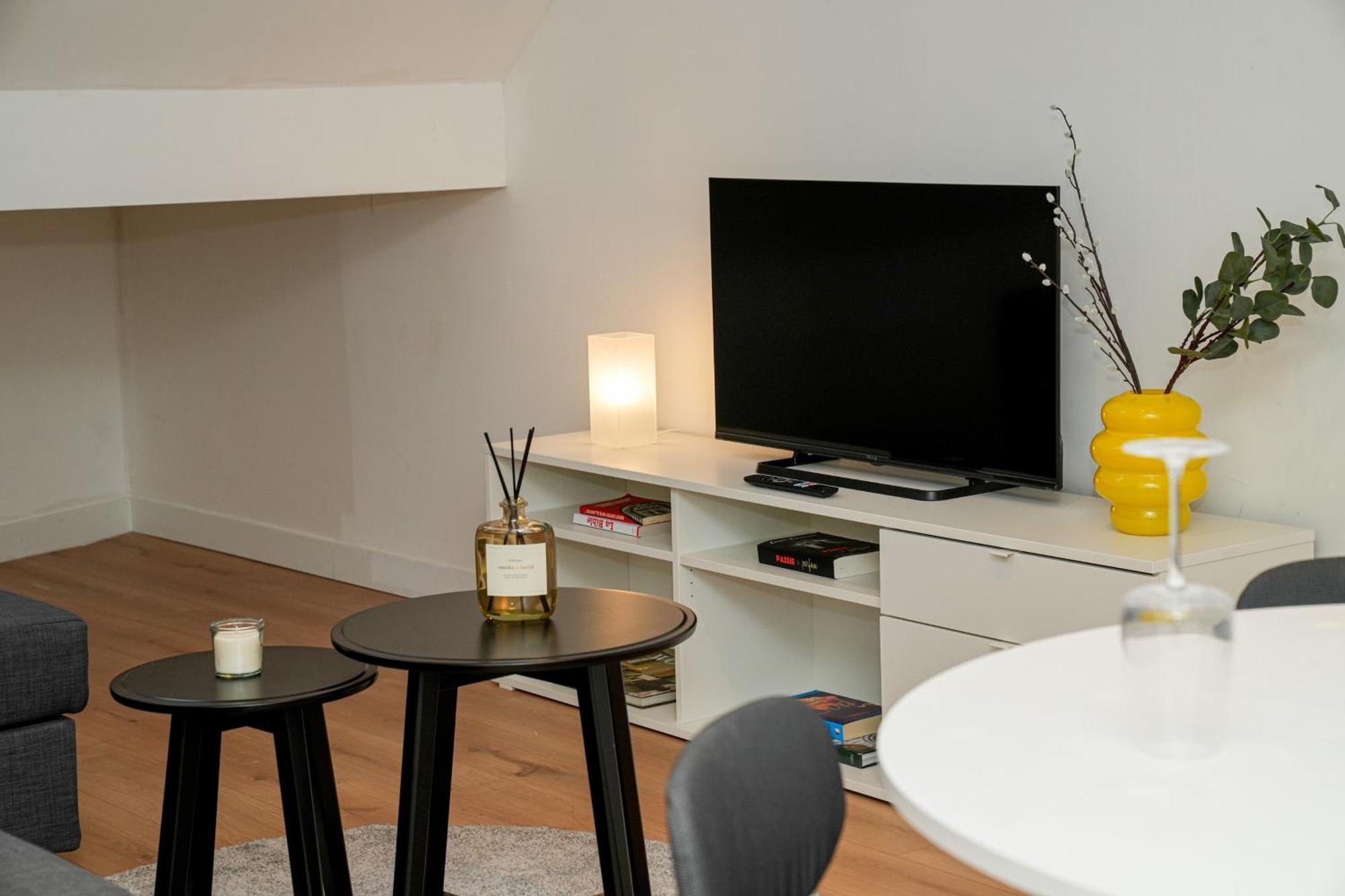 Chic & Modern 1br & 1lr Apt, 12 Min Walk To Rabot Gent