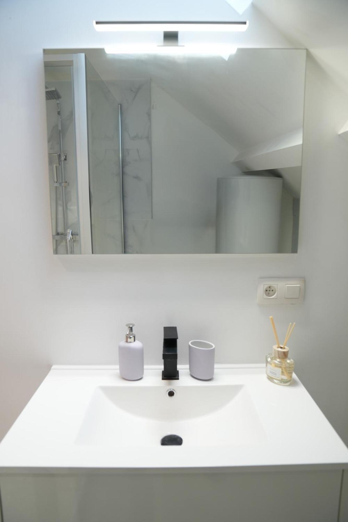 Chic & Modern 1br & 1lr Apt, 12 Min Walk To Rabot Apartment